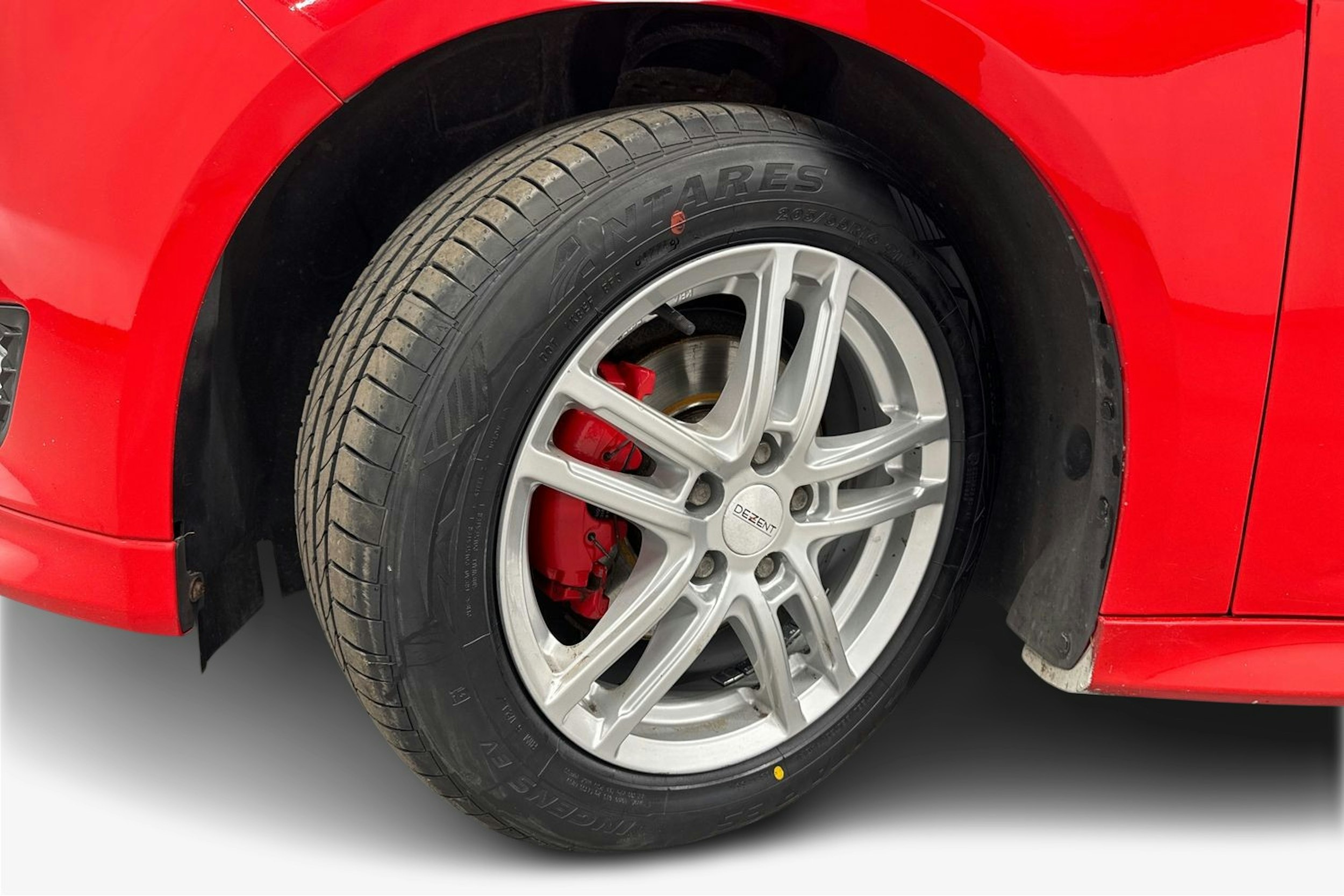 punainen Ford Focus 2016 kuva 11.