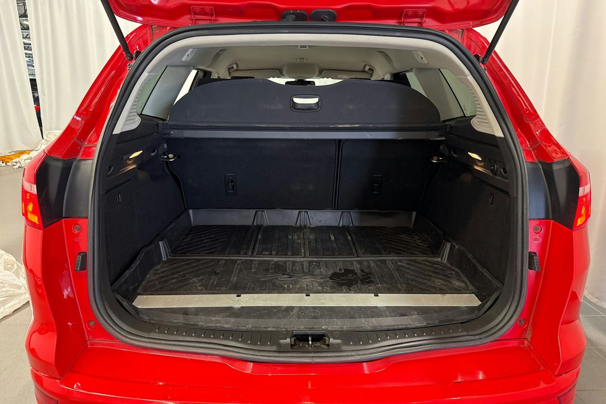 punainen Ford Focus 2016 kuva 14.