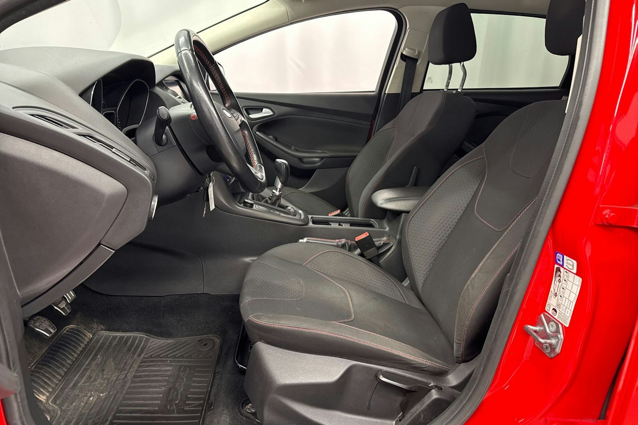 punainen Ford Focus 2016 kuva 15.