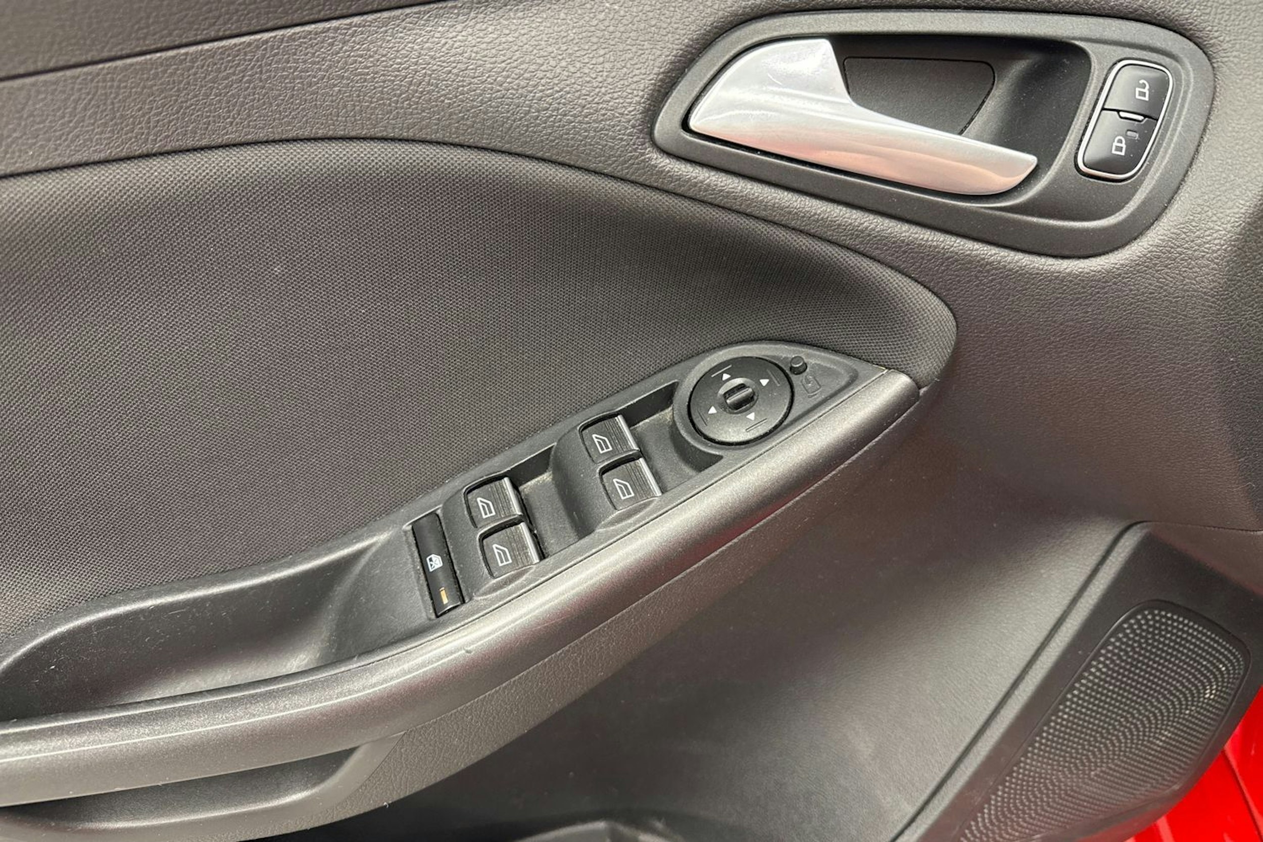 punainen Ford Focus 2016 kuva 16.