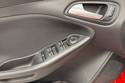 punainen Ford Focus 2016 kuva 16.
