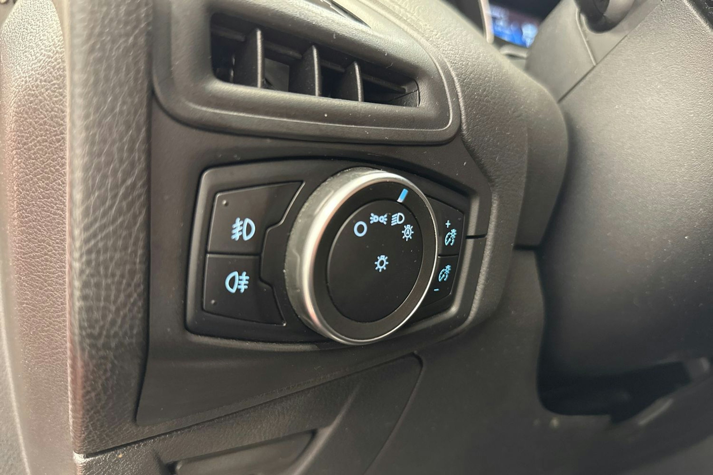 punainen Ford Focus 2016 kuva 17.