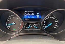 punainen Ford Focus 2016 kuva 18.