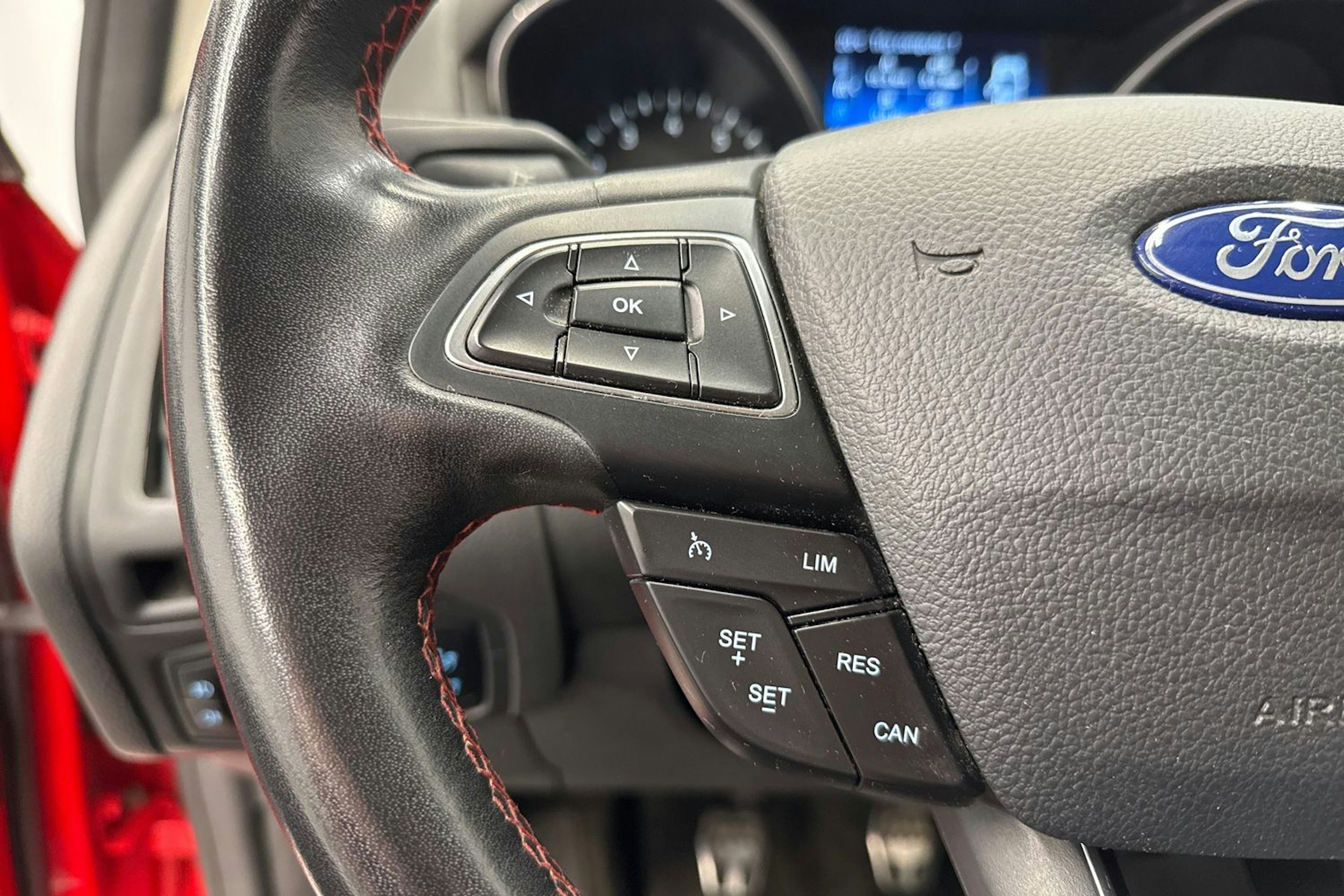 punainen Ford Focus 2016 kuva 19.