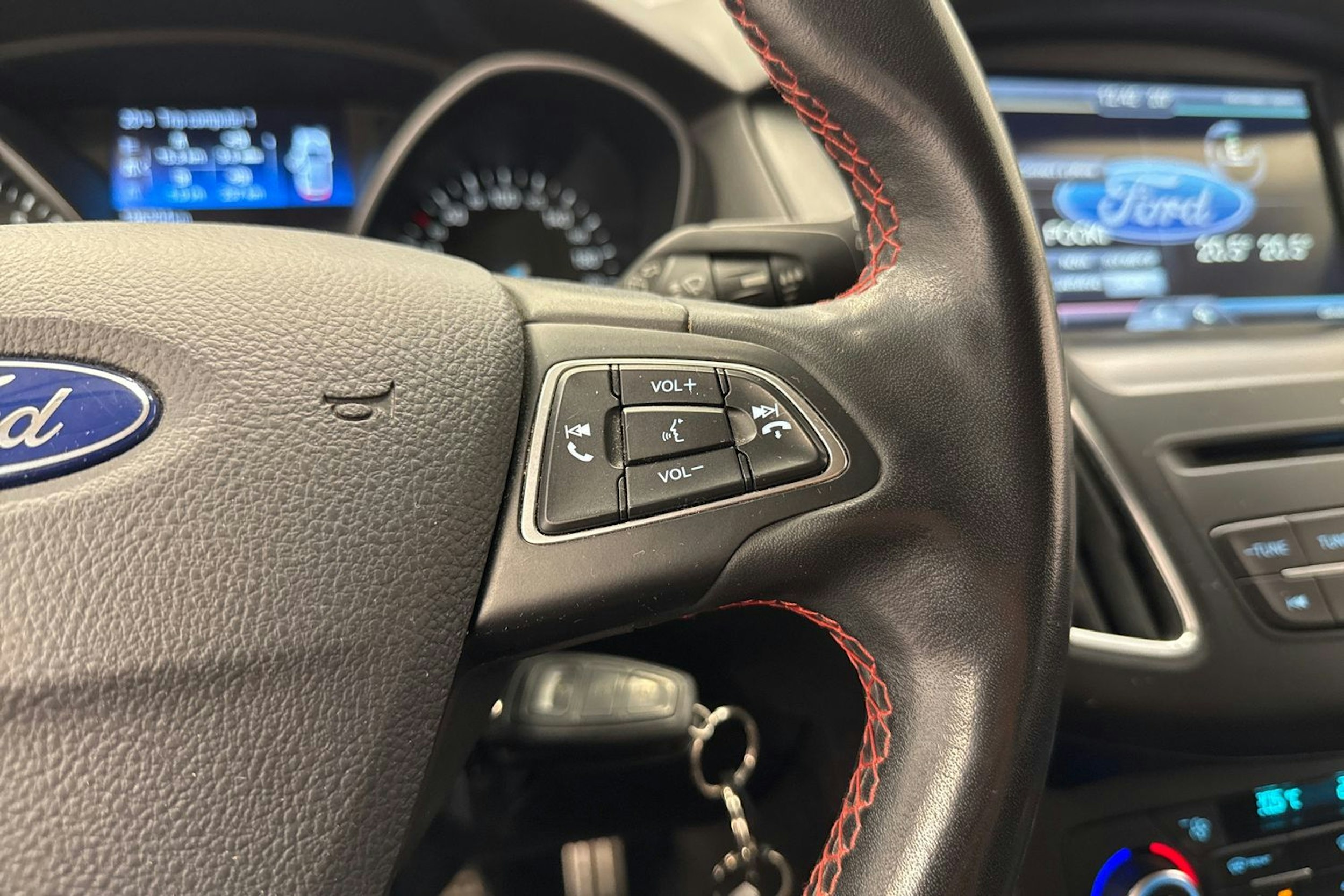 punainen Ford Focus 2016 kuva 20.