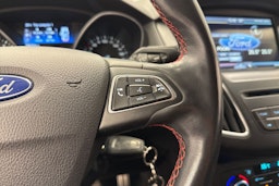 punainen Ford Focus 2016 kuva 20.
