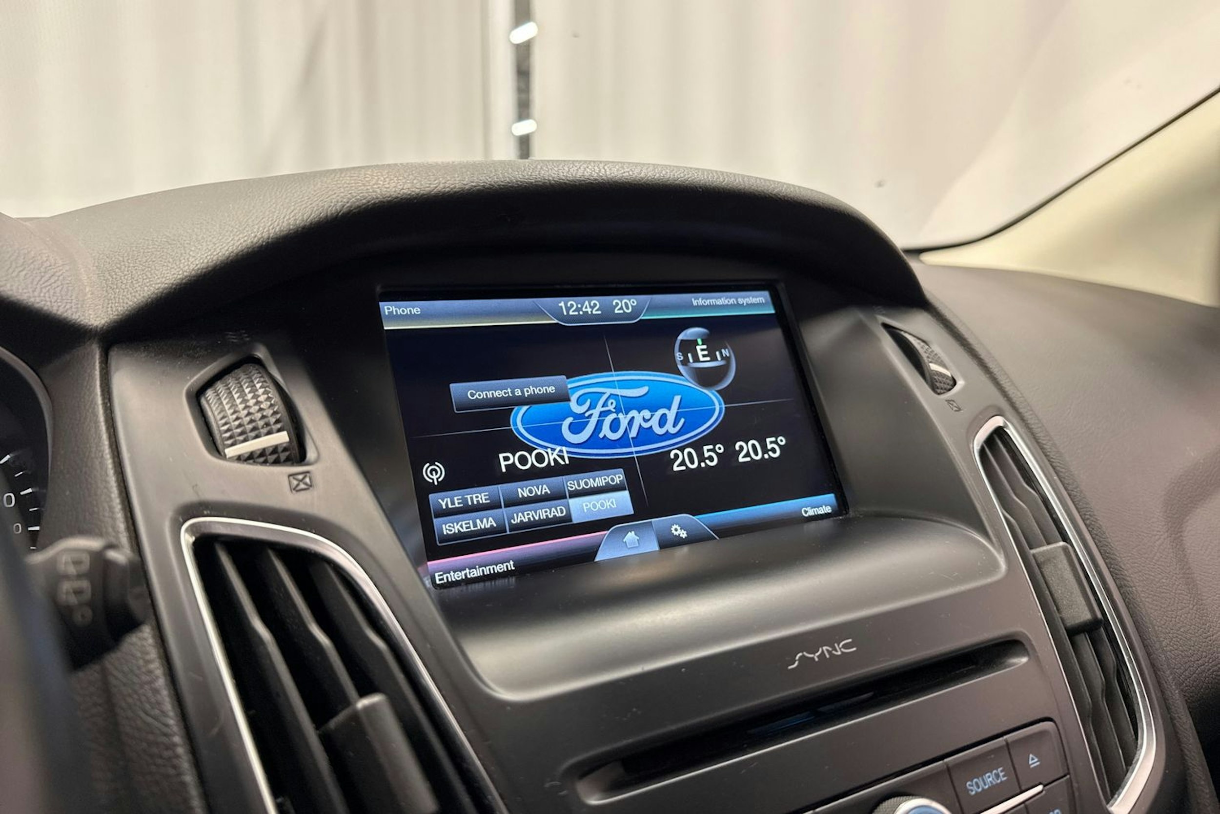 punainen Ford Focus 2016 kuva 21.