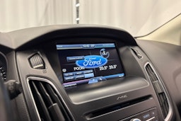 punainen Ford Focus 2016 kuva 21.