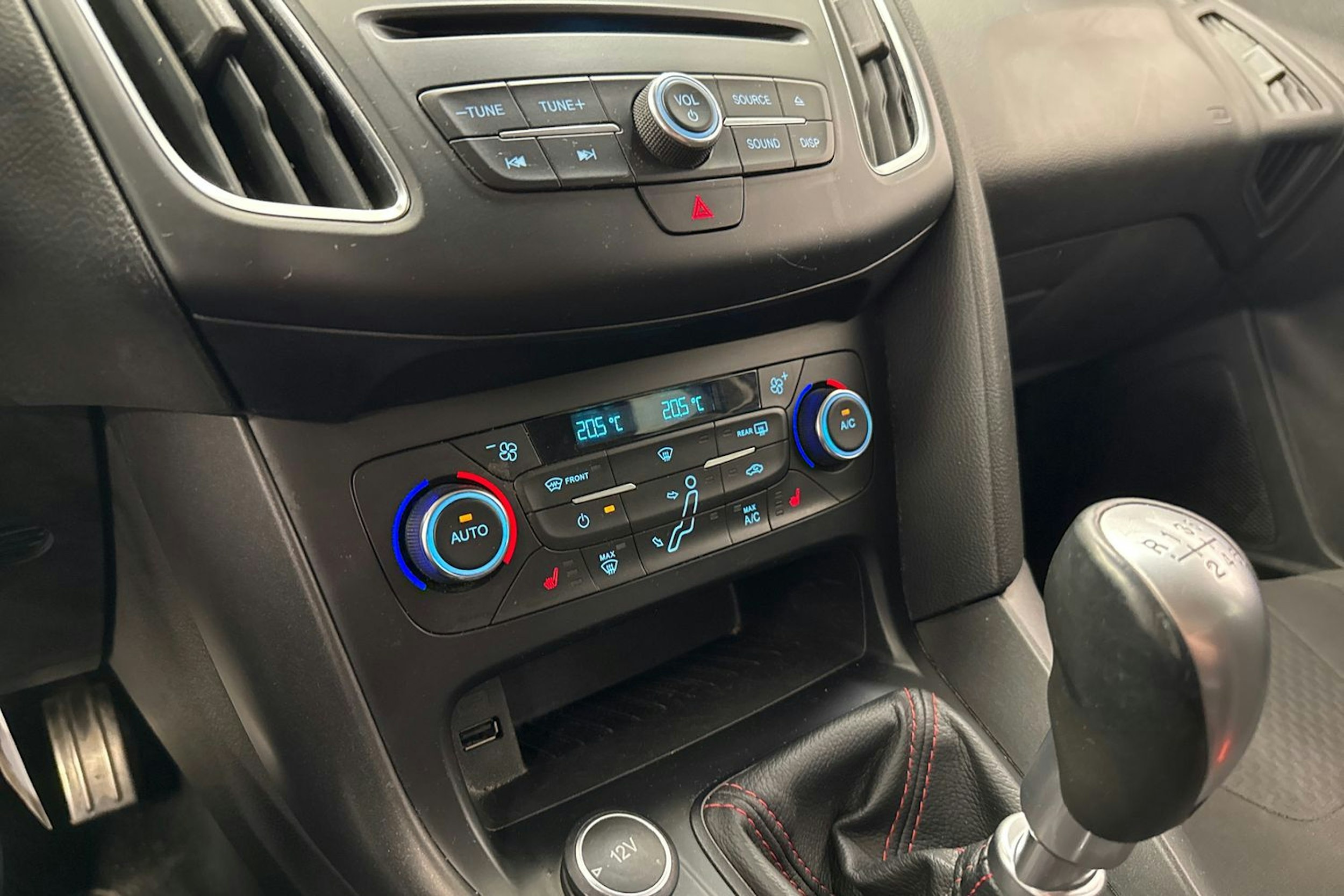 punainen Ford Focus 2016 kuva 23.