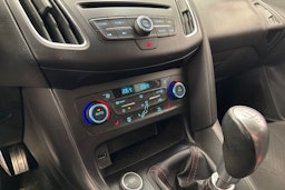 punainen Ford Focus 2016 kuva 23.