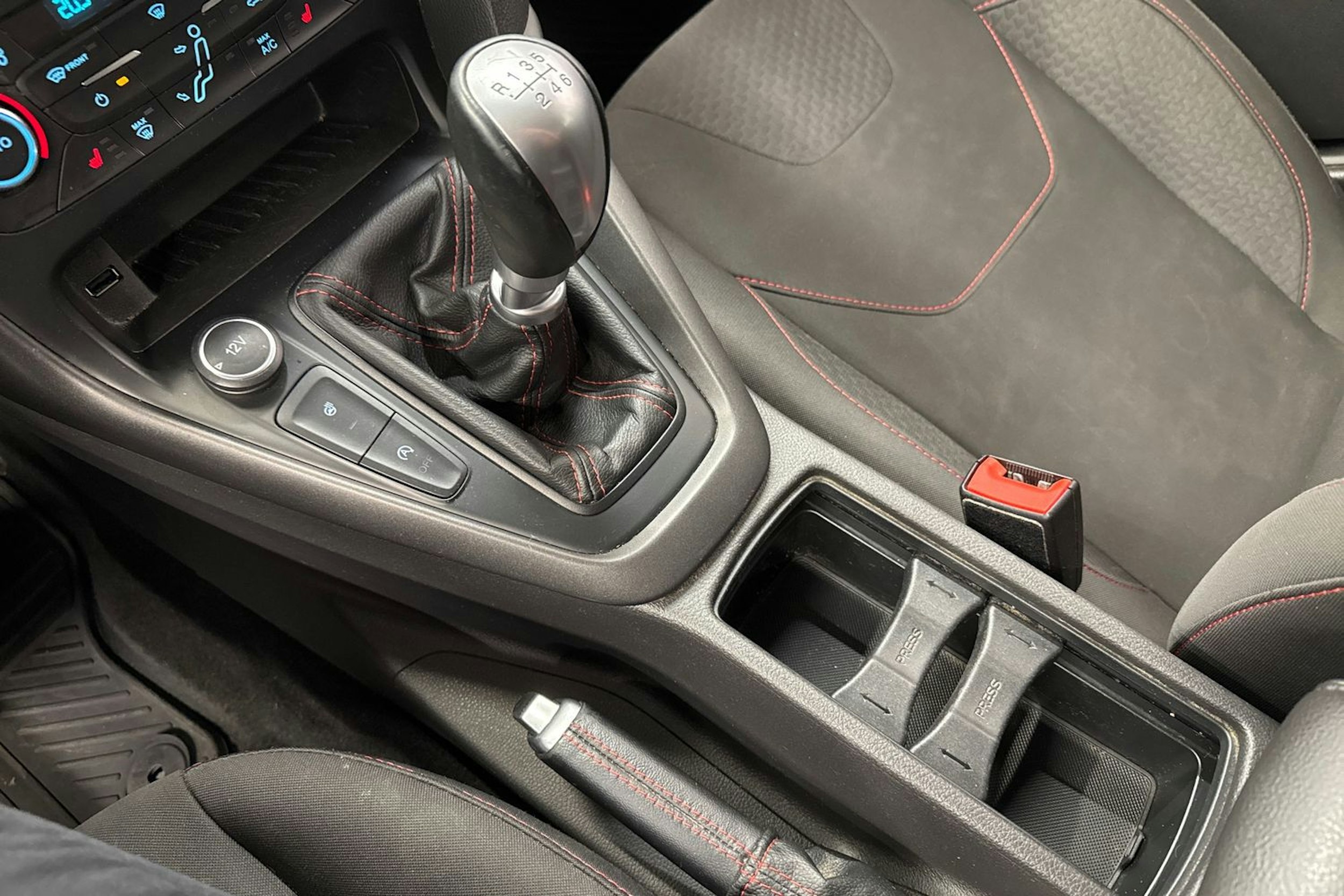 punainen Ford Focus 2016 kuva 24.