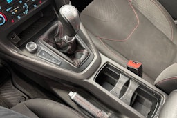 punainen Ford Focus 2016 kuva 24.