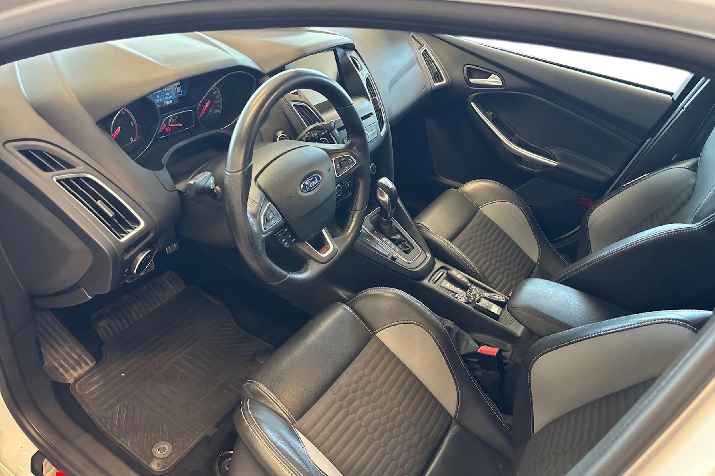 valkoinen Ford Focus 2016 kuva 8.