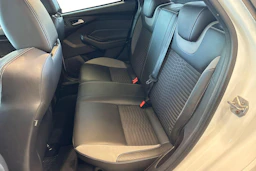 valkoinen Ford Focus 2016 kuva 11.