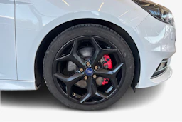 valkoinen Ford Focus 2016 kuva 12.