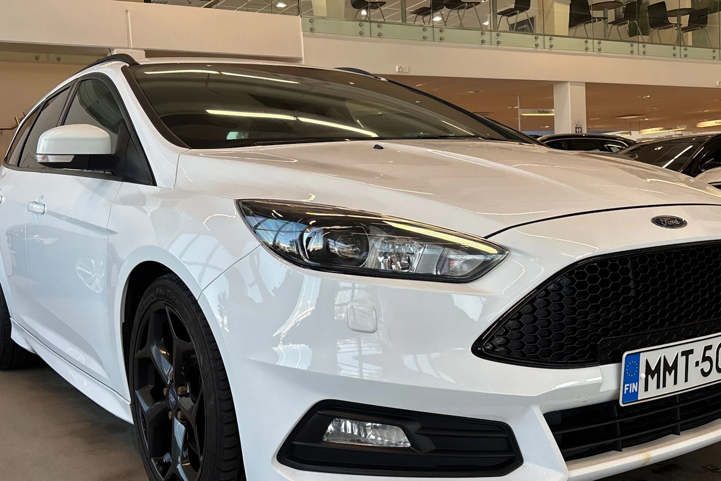 valkoinen Ford Focus 2016 kuva 16.