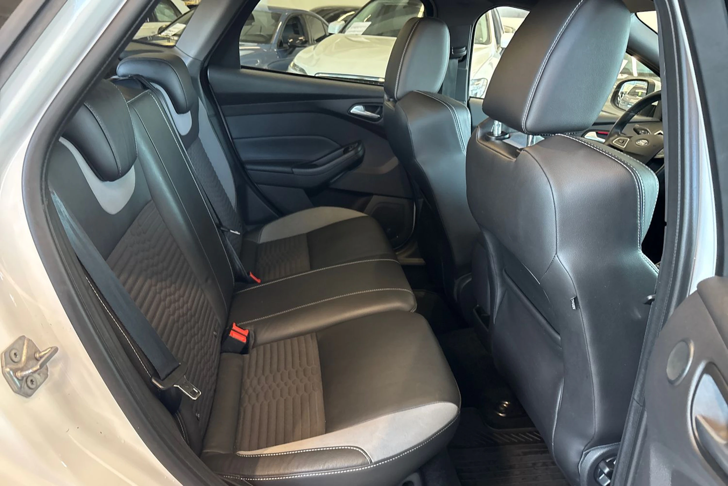 valkoinen Ford Focus 2016 kuva 20.