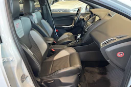valkoinen Ford Focus 2016 kuva 21.