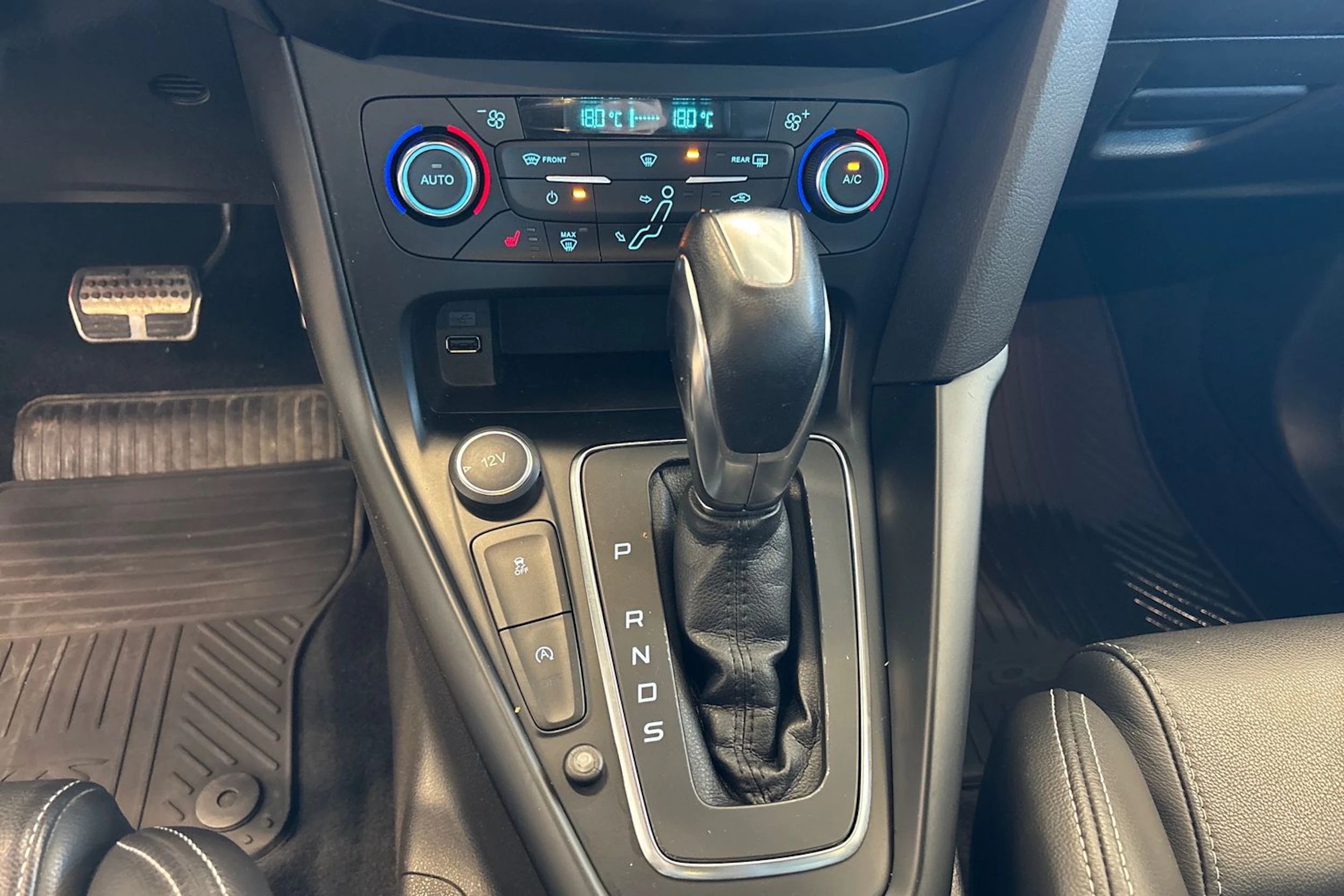 valkoinen Ford Focus 2016 kuva 26.