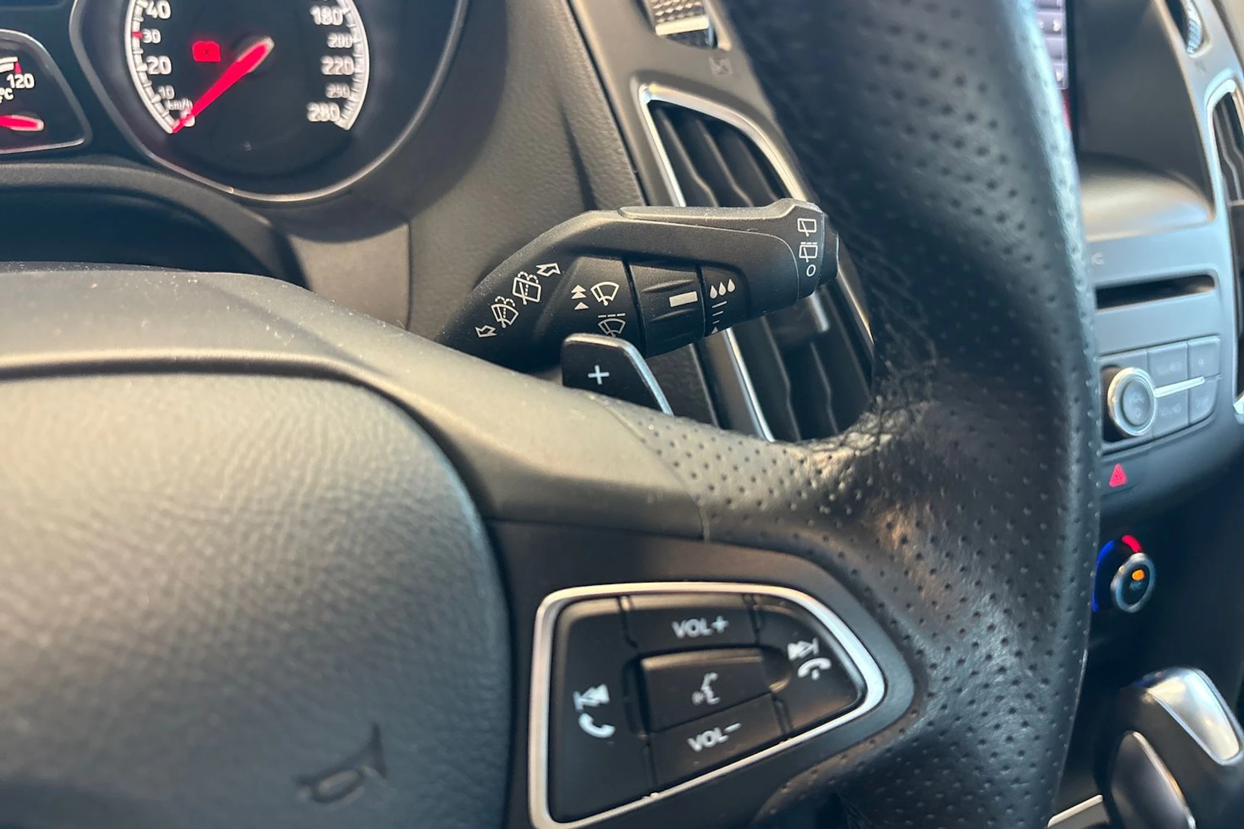 valkoinen Ford Focus 2016 kuva 32.