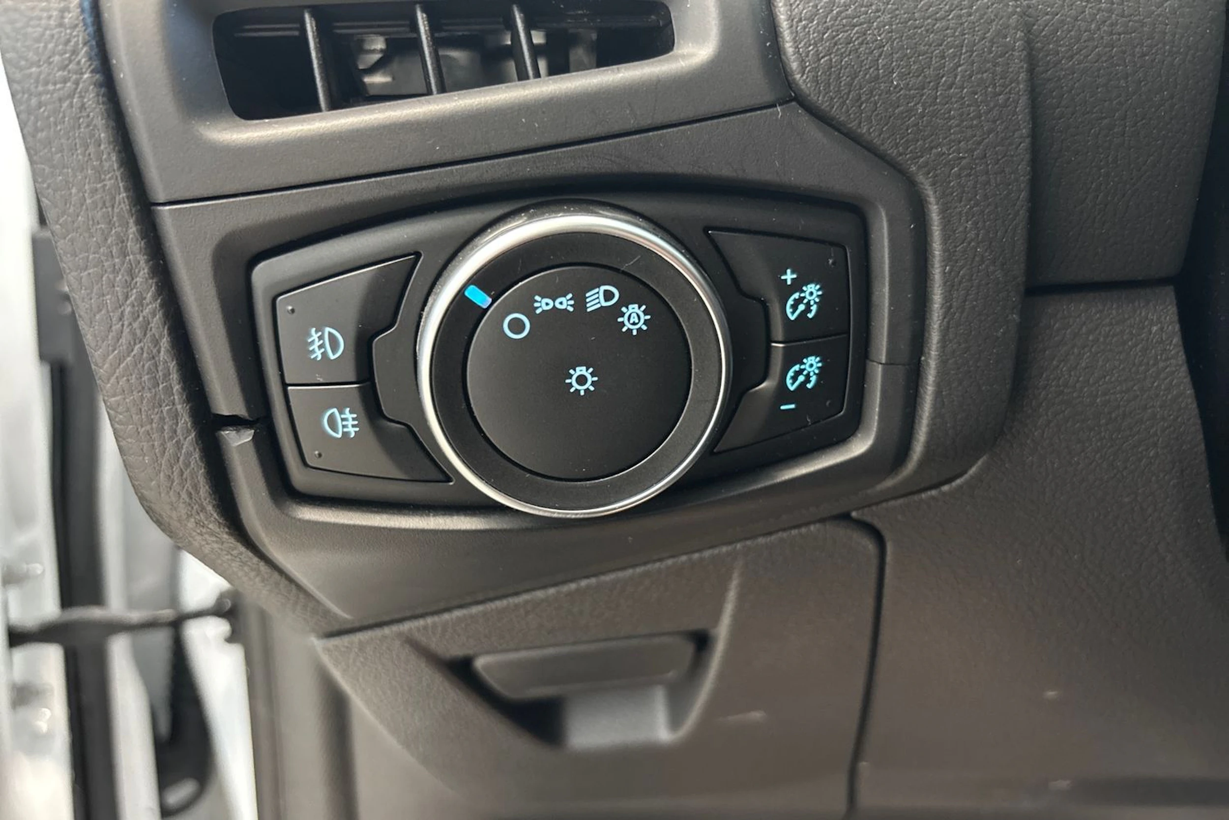 valkoinen Ford Focus 2016 kuva 33.