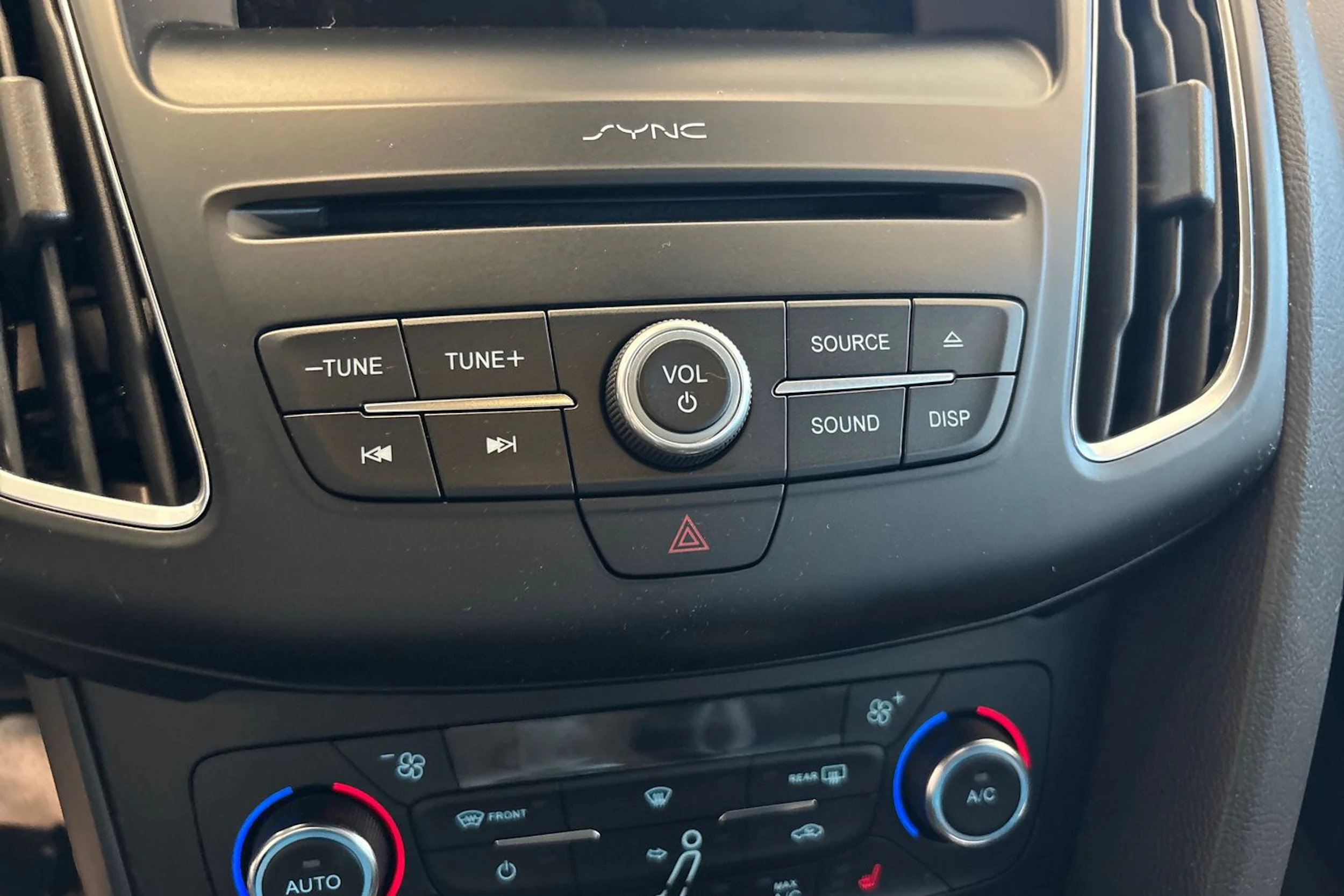 valkoinen Ford Focus 2016 kuva 36.