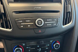 valkoinen Ford Focus 2016 kuva 36.