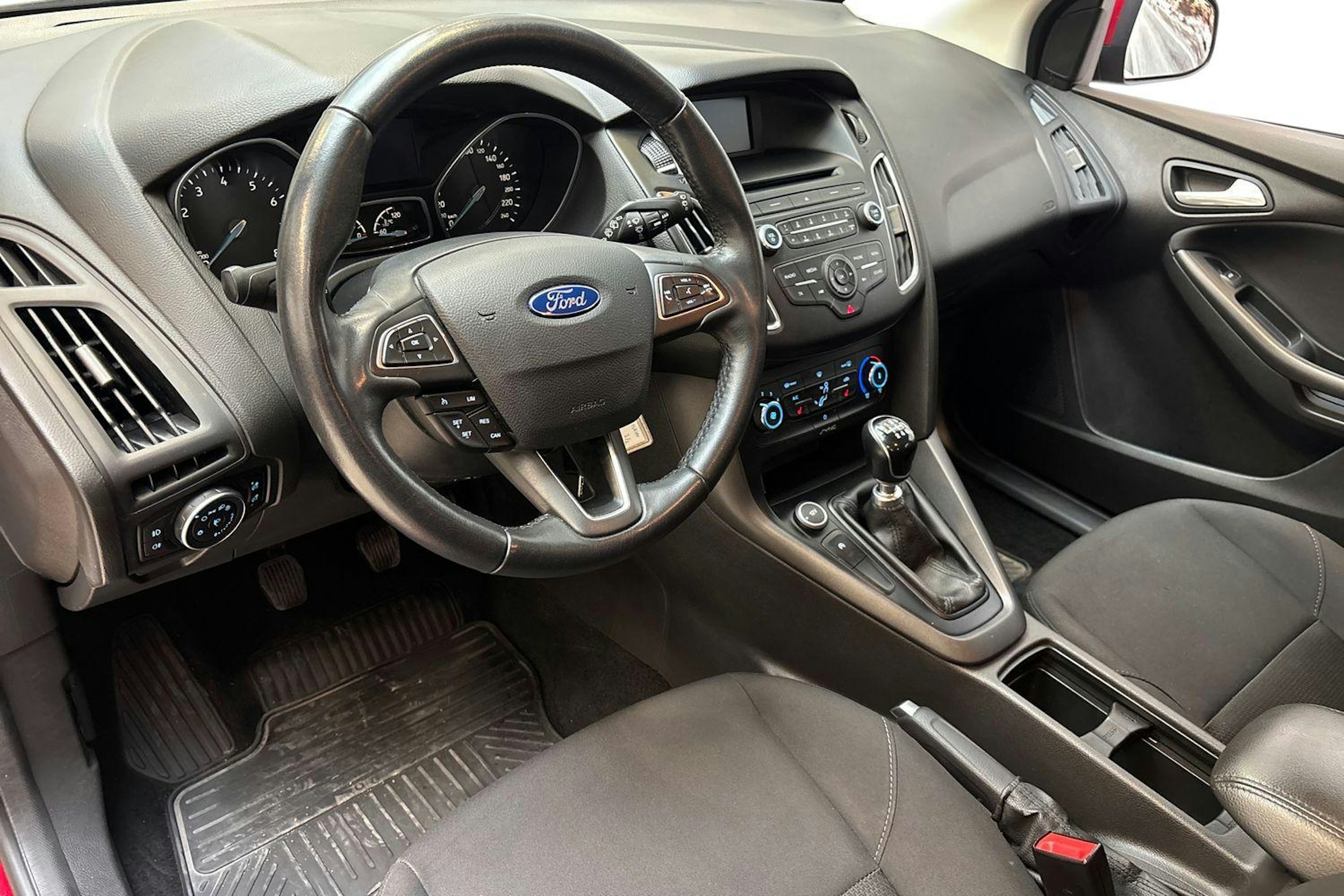 punainen Ford Focus 2016 kuva 7.