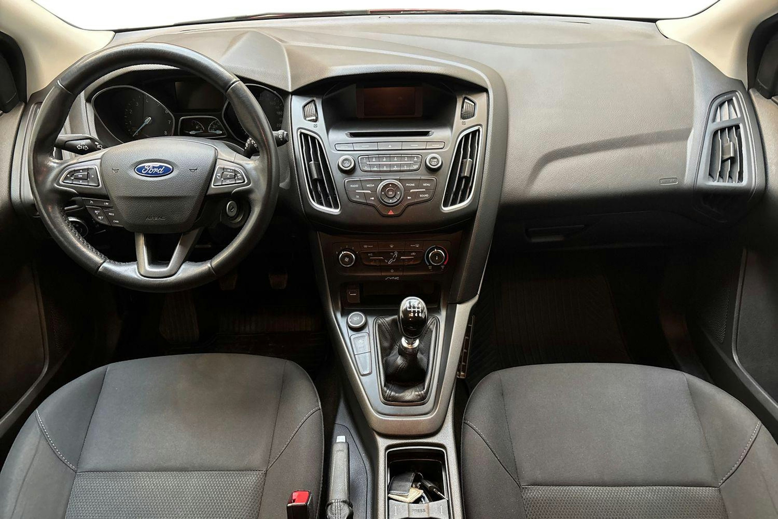 punainen Ford Focus 2016 kuva 9.