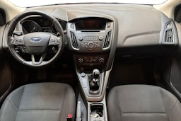 punainen Ford Focus 2016 kuva 9.