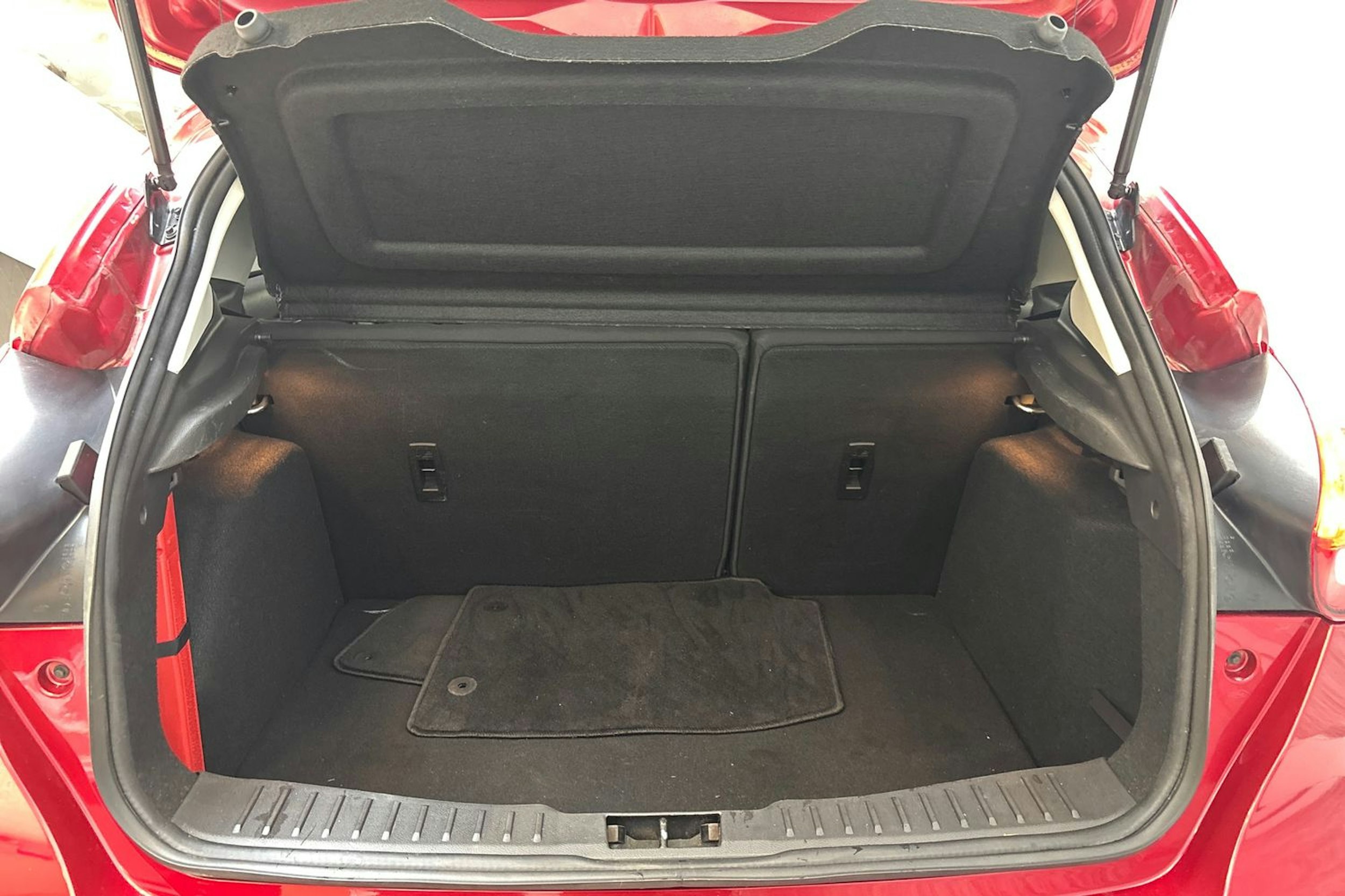 punainen Ford Focus 2016 kuva 15.