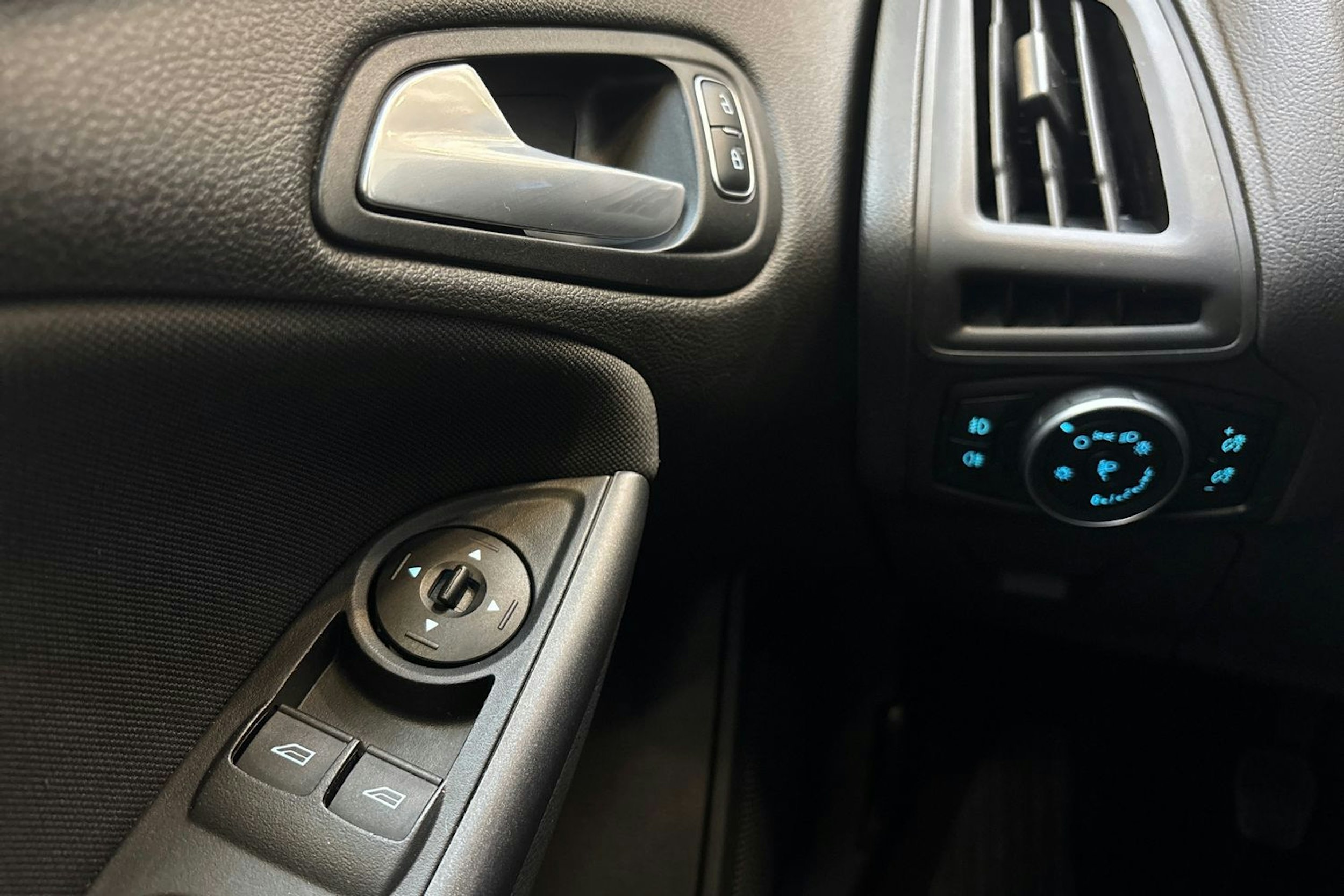 punainen Ford Focus 2016 kuva 16.