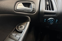 punainen Ford Focus 2016 kuva 16.