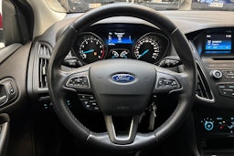 punainen Ford Focus 2016 kuva 17.