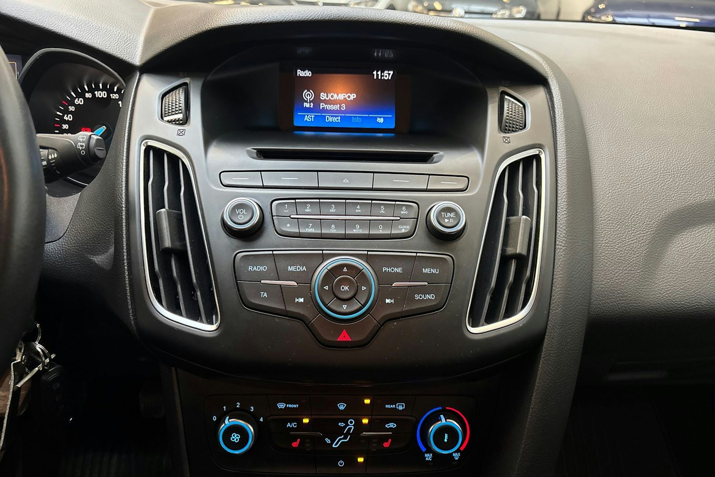 punainen Ford Focus 2016 kuva 19.