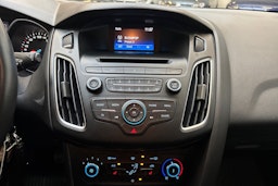 punainen Ford Focus 2016 kuva 19.