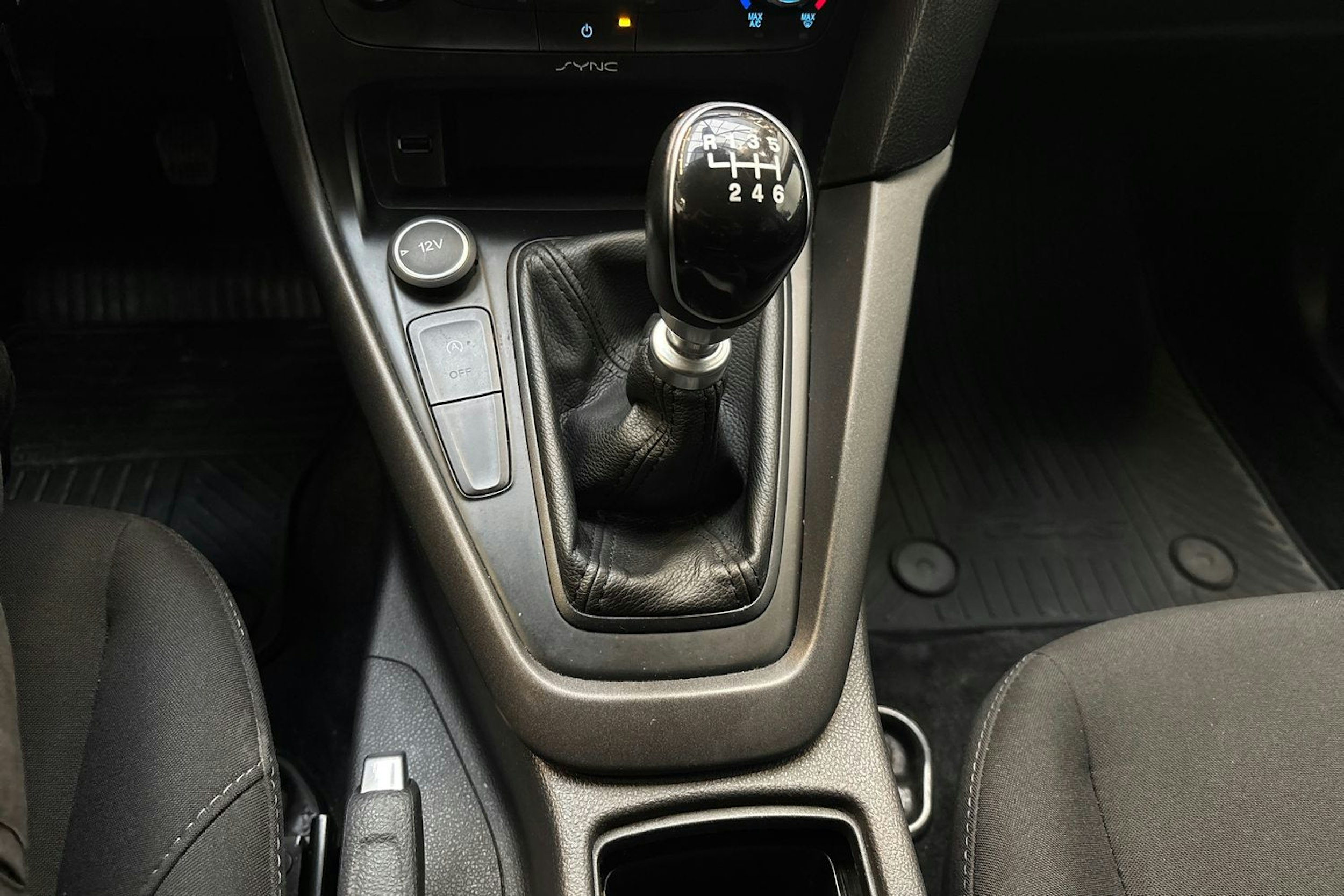 punainen Ford Focus 2016 kuva 20.