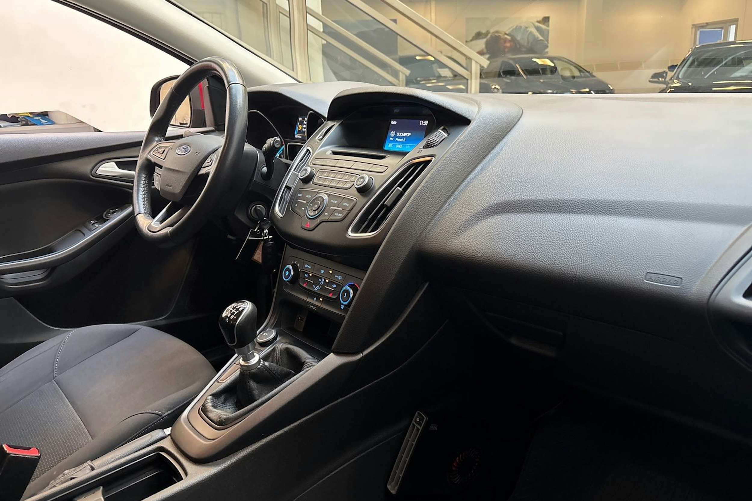 punainen Ford Focus 2016 kuva 21.