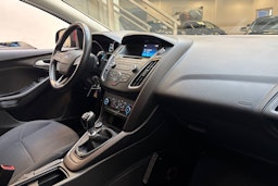 punainen Ford Focus 2016 kuva 21.