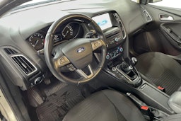 Harmaa Ford FOCUS 2016 kuva 7.