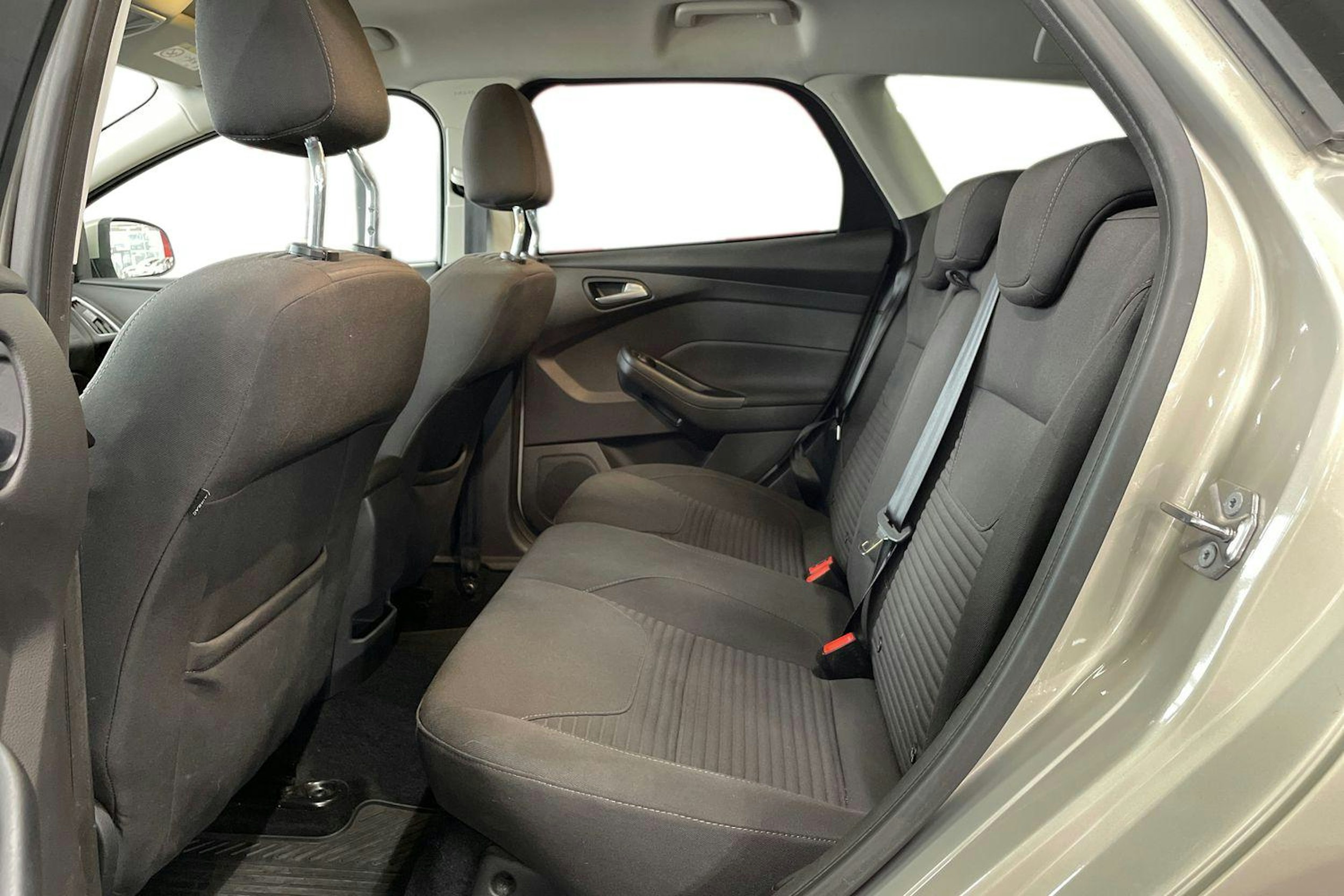 Harmaa Ford FOCUS 2016 kuva 10.