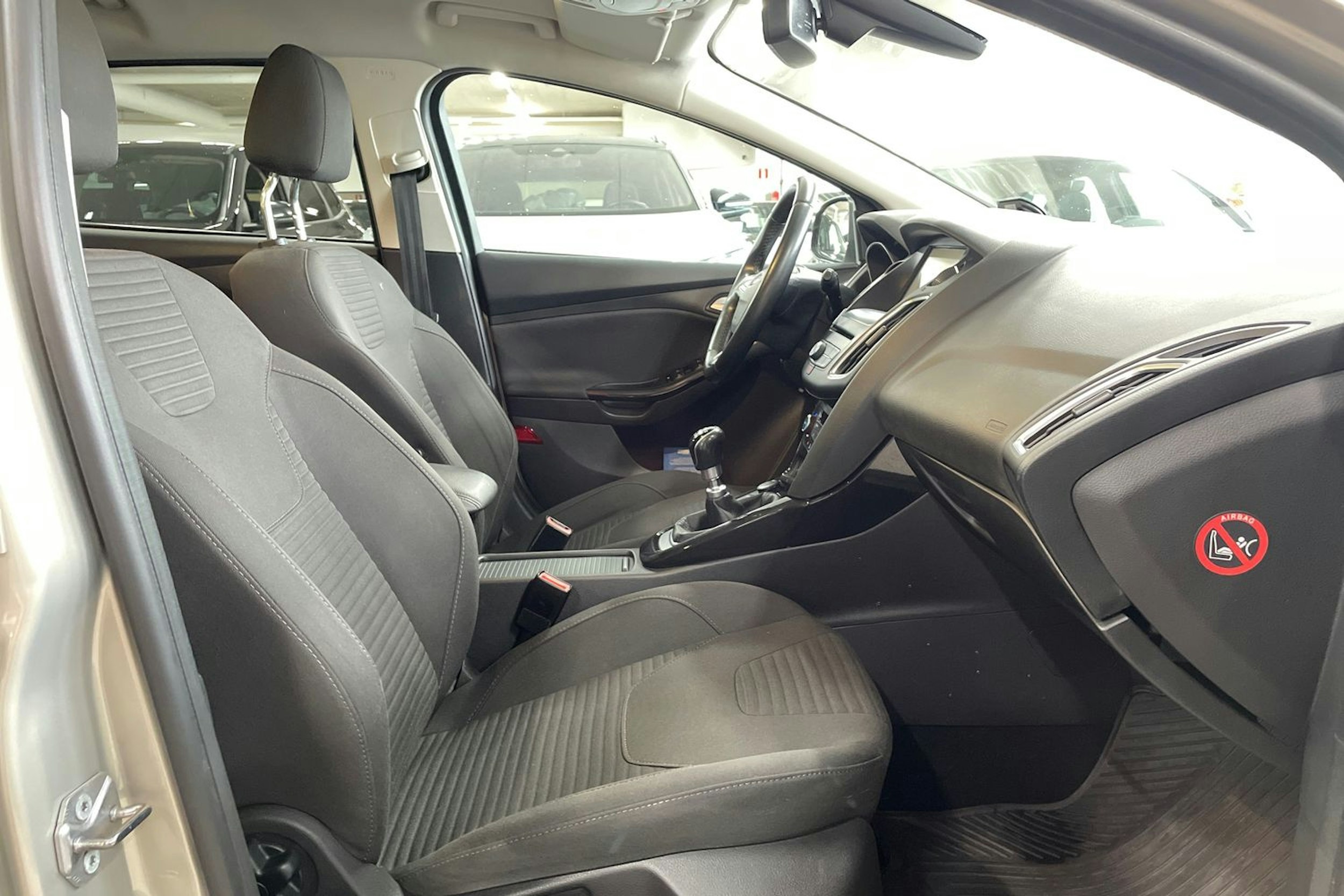 Harmaa Ford FOCUS 2016 kuva 14.