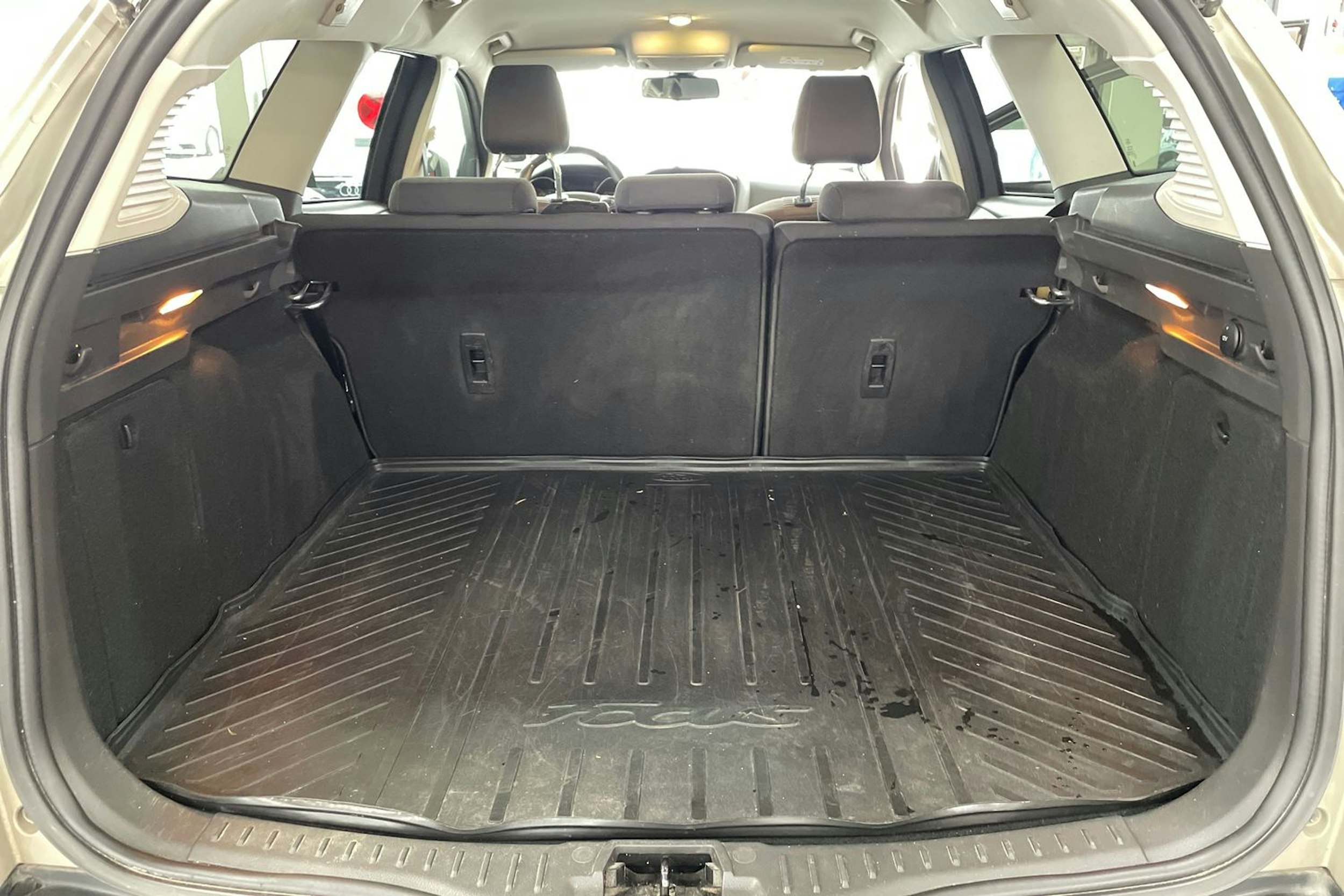 Harmaa Ford FOCUS 2016 kuva 16.