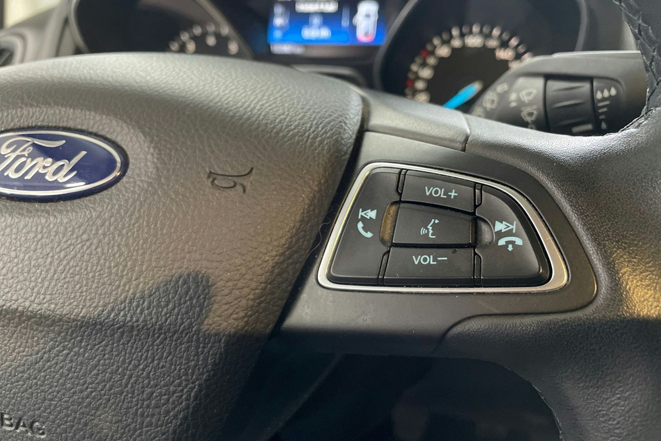 Harmaa Ford FOCUS 2016 kuva 21.