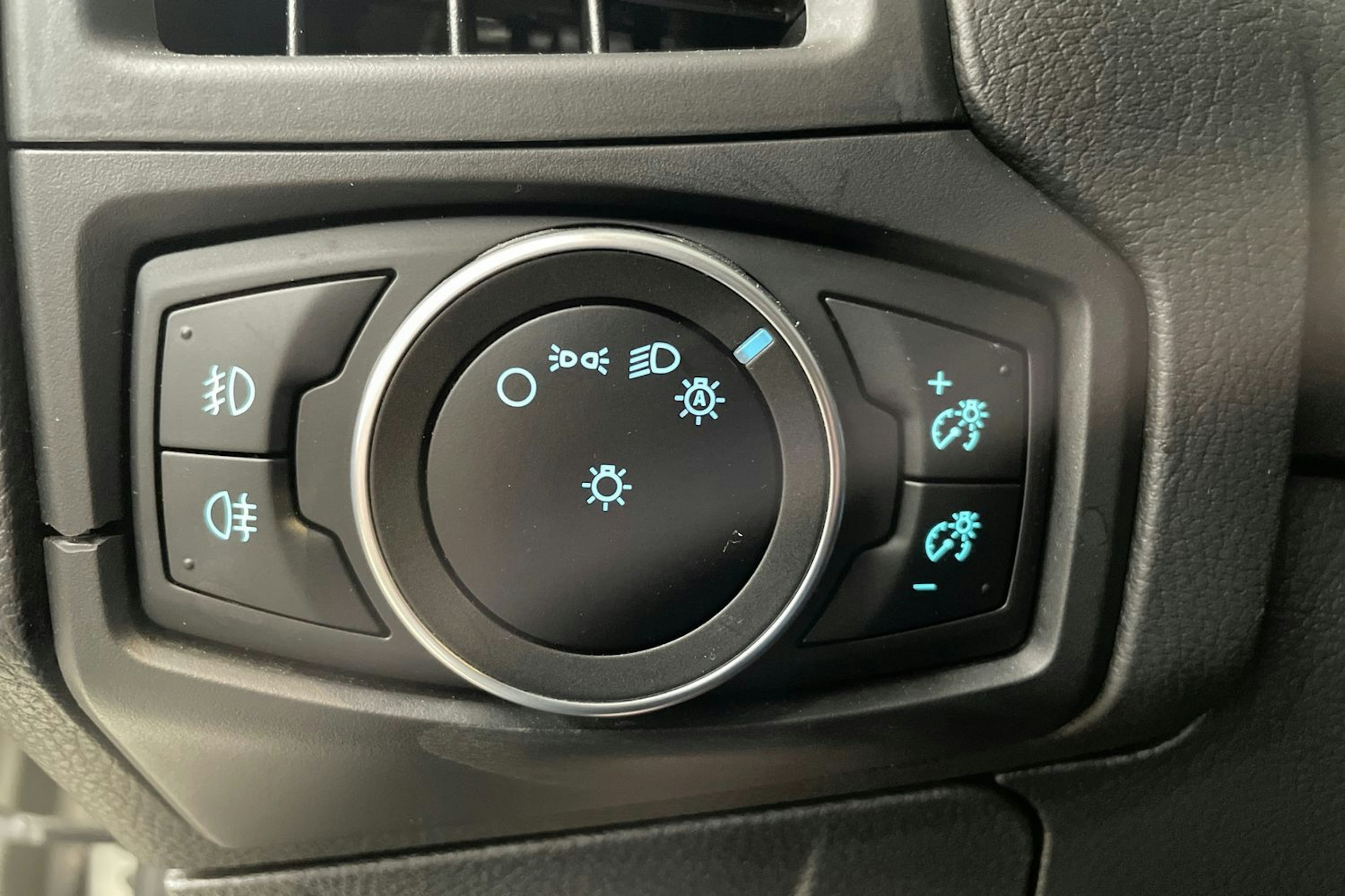 Harmaa Ford FOCUS 2016 kuva 24.