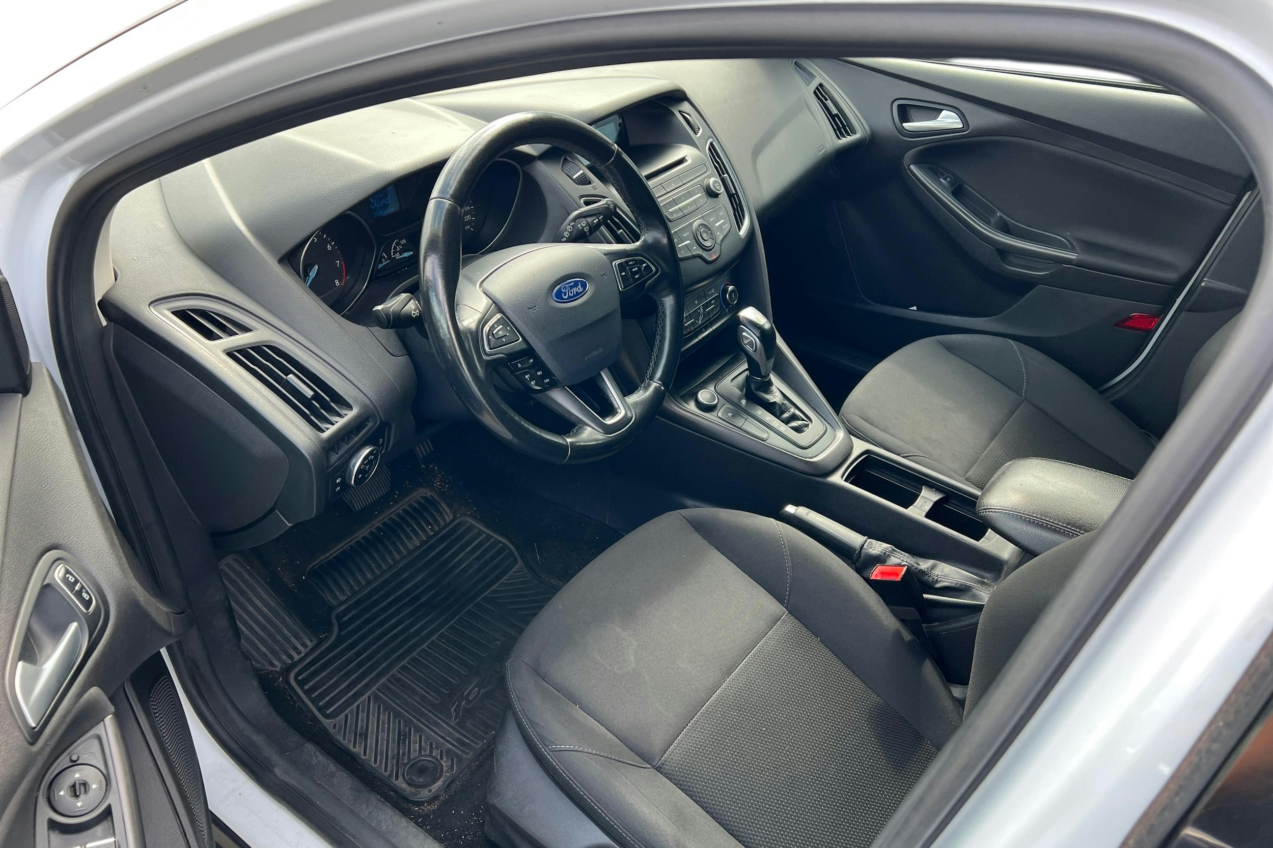 valkoinen Ford Focus 2016 kuva 3.