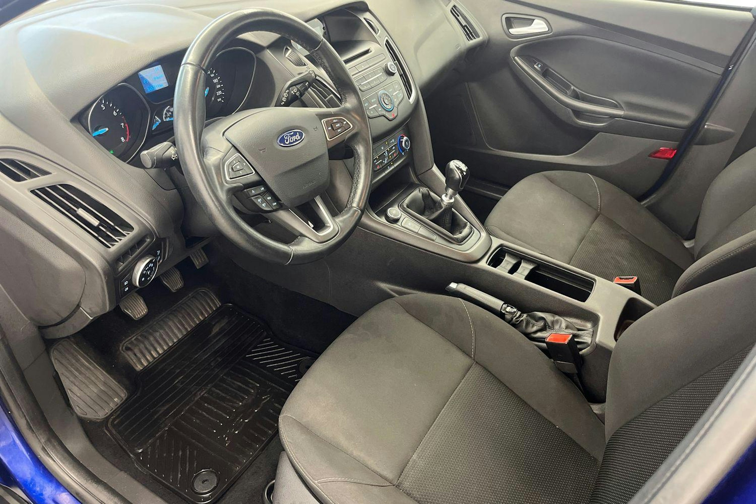 sininen Ford Focus 2016 kuva 7.