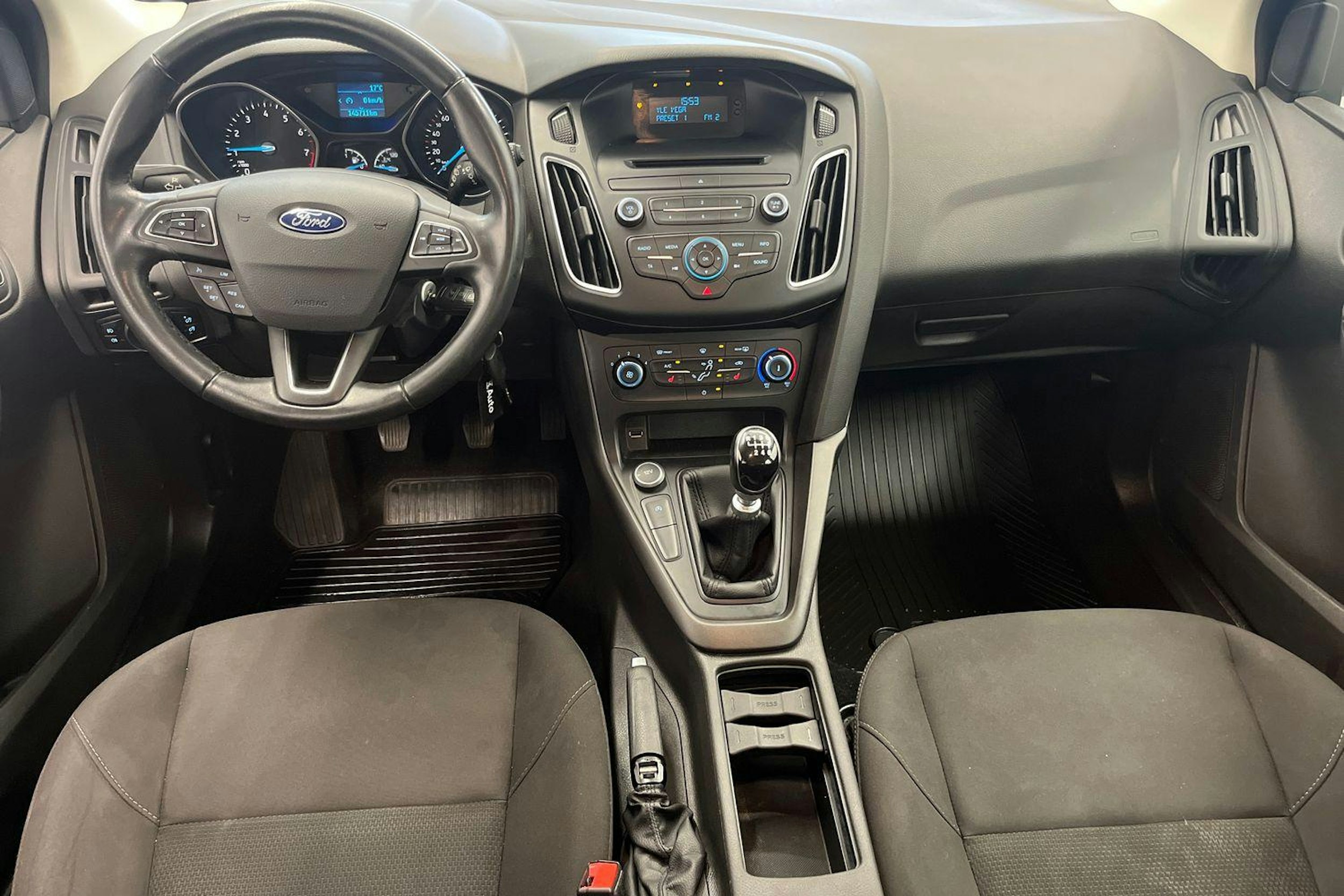 sininen Ford Focus 2016 kuva 9.