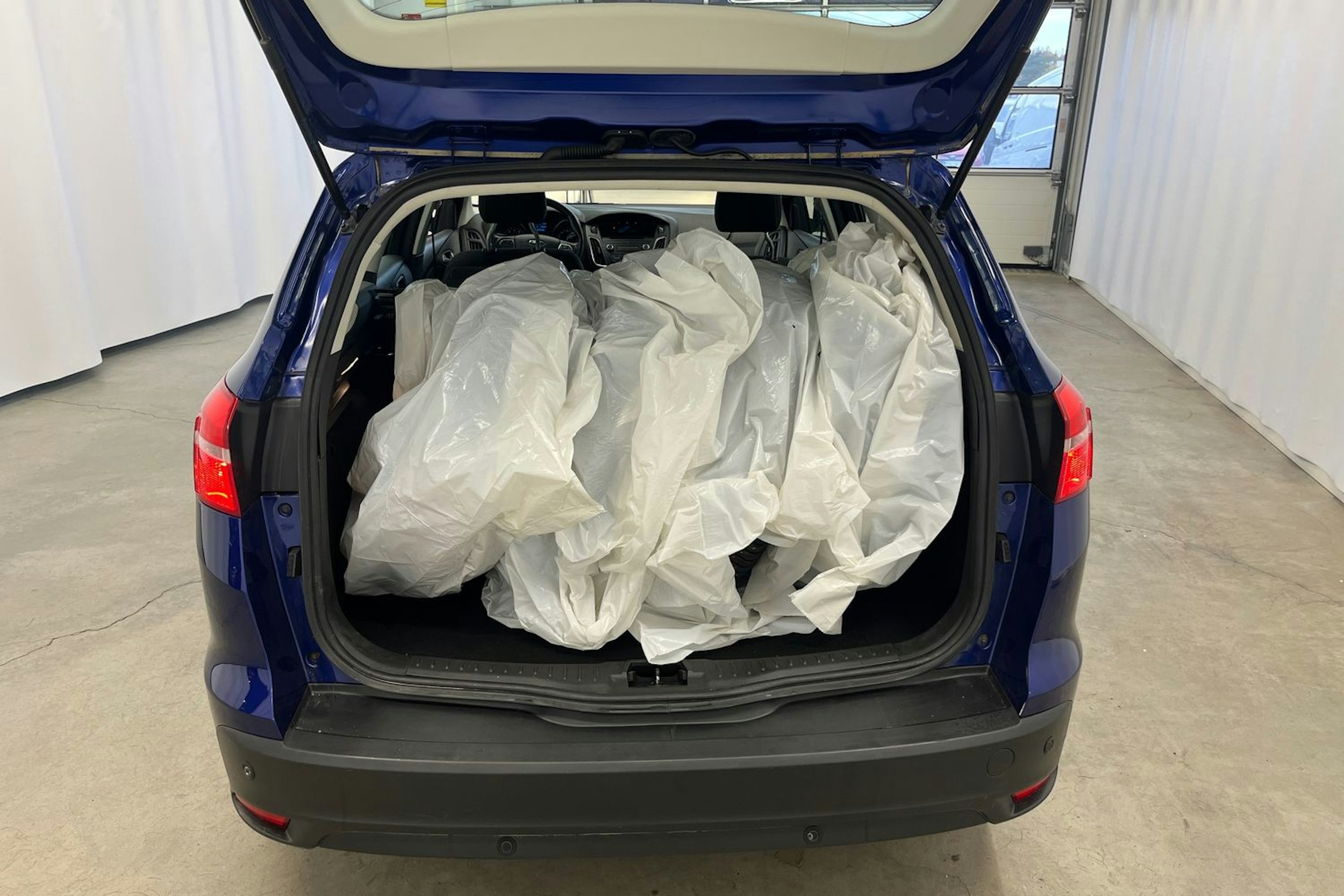 sininen Ford Focus 2016 kuva 14.