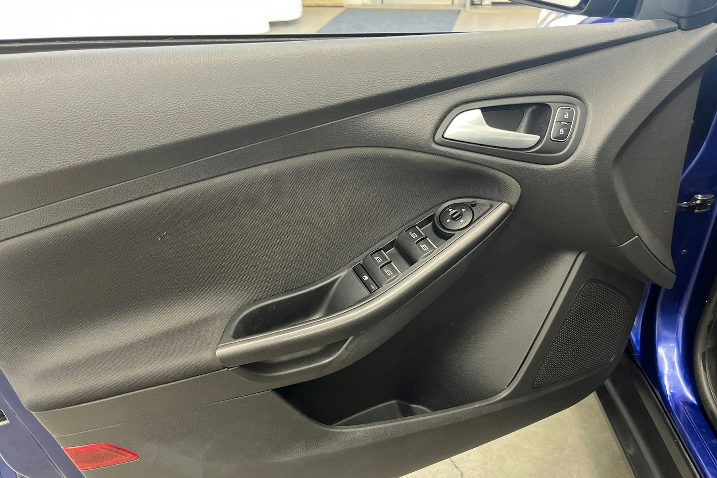 sininen Ford Focus 2016 kuva 15.
